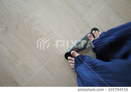young women feet on weight scale top view young women feet on weight scale top view 105704538