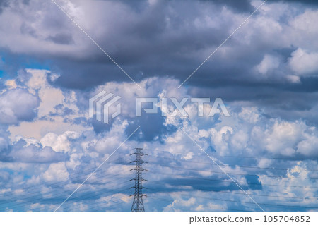 日本橫濱城市景觀夏季天空和電線。日本列島持續酷熱……大片雲層覆蓋東京都市區=8月 105704852