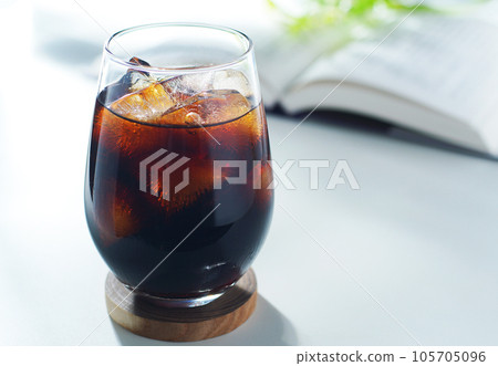 coffee break with iced coffee 105705096