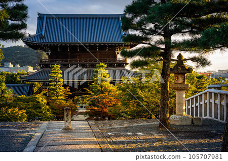 初秋的空海光明寺,西邊的陽光照亮了院內和寺門 初秋的空海光明寺,西邊的陽光照亮了院內和寺門 105707981
