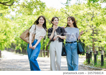 Sightseeing with good female friends Sightseeing with good female friends 105708814