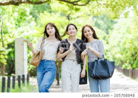 Sightseeing with good female friends 105708848