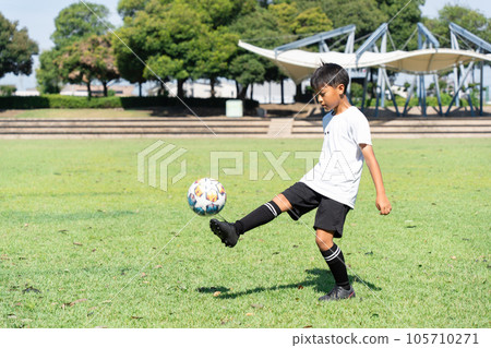 Elementary school boy practicing soccer Elementary school boy practicing soccer 105710271