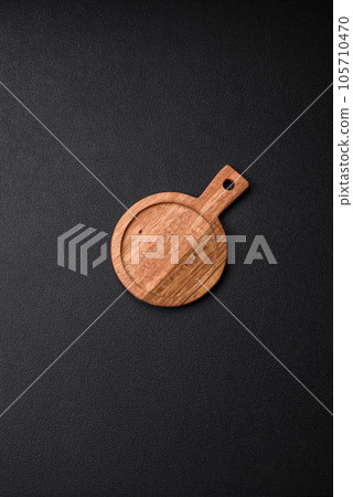 Empty round kitchen wooden cutting board in brown color Empty round kitchen wooden cutting board in brown color 105710470