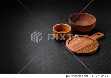 Empty round kitchen wooden cutting board in brown color Empty round kitchen wooden cutting board in brown color 105710471
