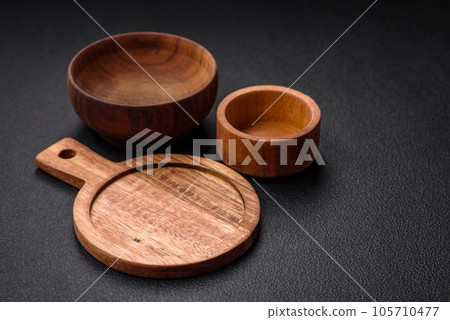 Empty round kitchen wooden cutting board in brown color Empty round kitchen wooden cutting board in brown color 105710477