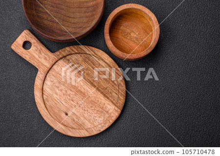 Empty round kitchen wooden cutting board in brown color Empty round kitchen wooden cutting board in brown color 105710478