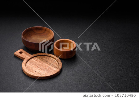 Empty round kitchen wooden cutting board in brown color Empty round kitchen wooden cutting board in brown color 105710480