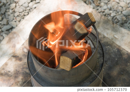 [Minimum solo camp at the auto campsite, make a bonfire and prepare for cooking] 105712370