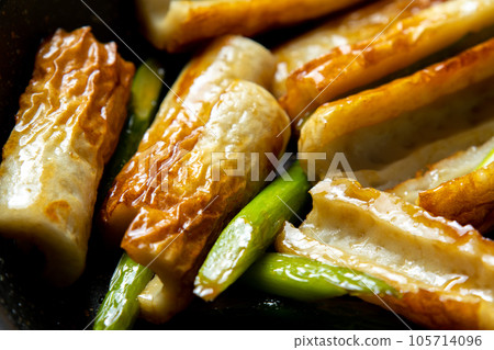 Stir-fried chikuwa and garlic sprouts (stir-fried with sauce), cooking scene. 105714096