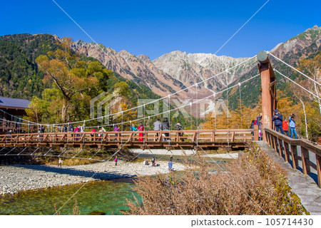 Superb view! Kamikochi in Autumn [Landmark Kappa Bridge and Hotaka Mountain Range] 105714430