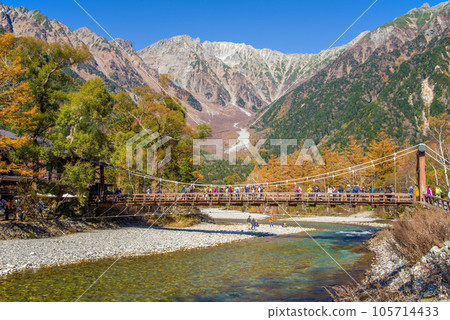 景色絕佳！秋天的上高地【地標河童橋和穗高連峰】 105714433