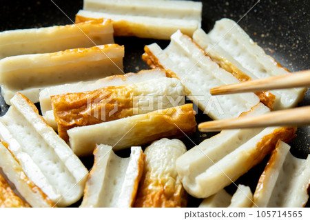 A cooking scene where chikuwa is fried in a frying pan. A cooking scene where chikuwa is fried in a frying pan. 105714565