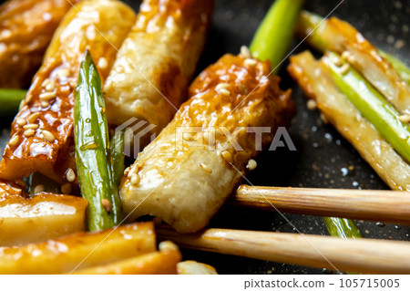 Stir-fried chikuwa and garlic sprouts (stir-fried with sauce and sesame seeds), cooking scene. 105715005