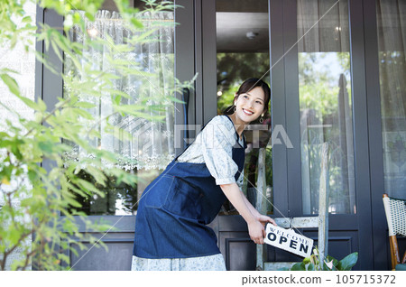 準備開咖啡館的年輕女子 105715372