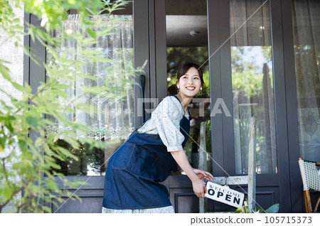 準備開咖啡館的年輕女子 準備開咖啡館的年輕女子 105715373