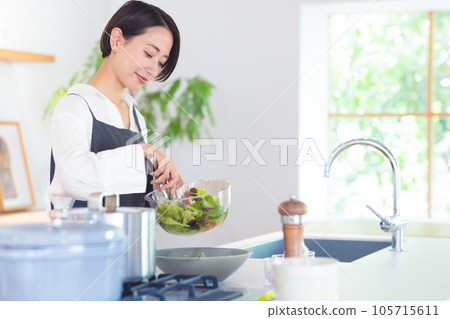 一個在廚房做飯的女人 105715611