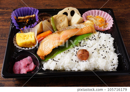 美味的三文魚午餐盒 105716179