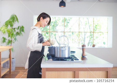 一個在廚房做飯的女人 105716254