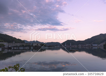 twilight and sea mirror 105716629