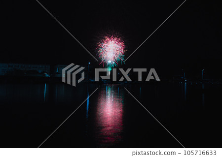 煙花和海面倒影 煙花和海面倒影 105716633