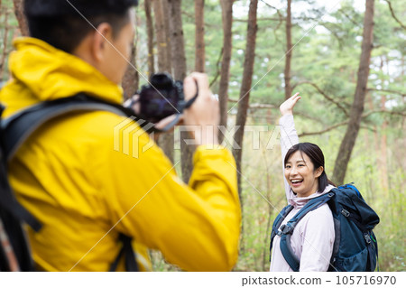 一對夫婦享受徒步旅行 105716970