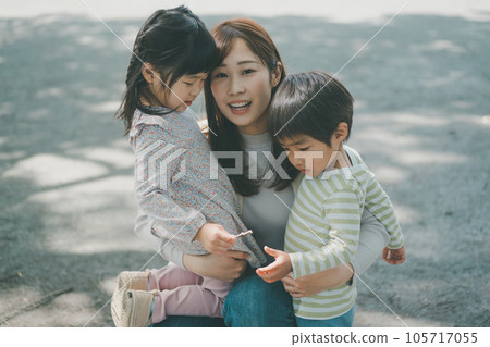 母親 媽媽 公園 105717055
