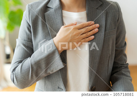 把手放的女商人在胸口上 105718081