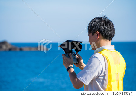 男工人操作無人機進行基礎設施檢查 | 無人機檢查圖像 男工人操作無人機進行基礎設施檢查 | 無人機檢查圖像 105718084