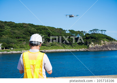 男工人操作無人機巡檢 | 無人機巡檢圖像 男工人操作無人機巡檢 | 無人機巡檢圖像 105718106