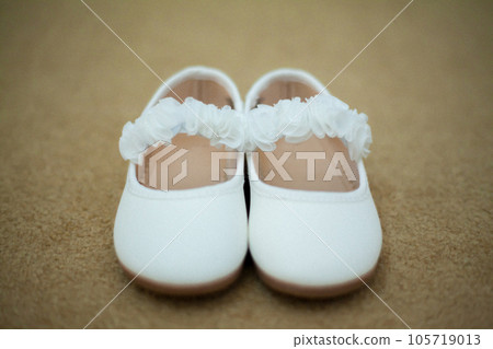 White shoes 105719013