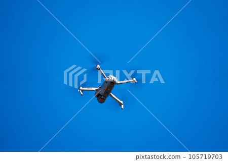 無人機在夏日晴朗的天空中飛行 | 無人機圖像 105719703
