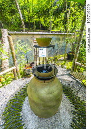 嵐山遊彩亭 美麗庭園中的水風鈴 綠意盎然的季節 105719999