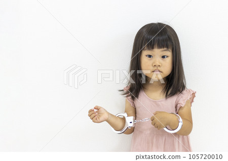 帶玩具手銬的女孩（日本，3歲） 105720010