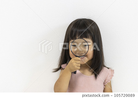 拿放大鏡微笑的女孩(日本,3歲) 拿放大鏡微笑的女孩(日本,3歲) 105720089