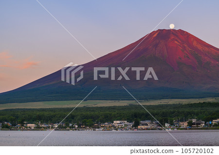 晨光中的富士山頂和滿月的落日(珍珠富士) 晨光中的富士山頂和滿月的落日(珍珠富士) 105720102
