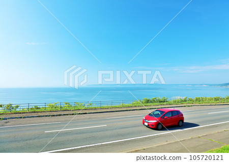 北海道：行駛在藍天和海邊公路上的汽車 105720121