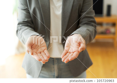 一個穿著西裝的女人伸出雙手 105720963
