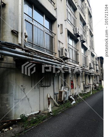 Abandoned local ryokan from the left side of the back Abandoned local ryokan from the left side of the back 105721584