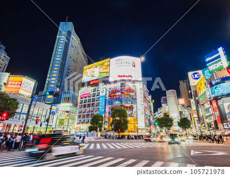 Shibuya scramble crossing on Saturday night 105721978