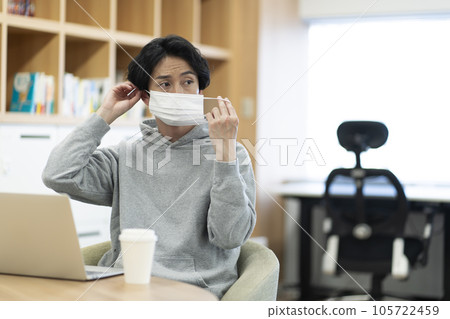 去除面具的年輕人 去除面具的年輕人 105722459