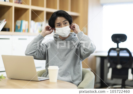 去除面具的年輕人 去除面具的年輕人 105722460