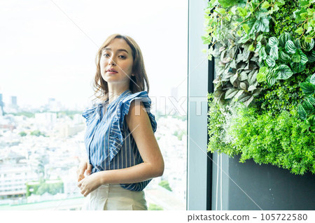 美麗的女人站在窗外 美麗的女人站在窗外 105722580