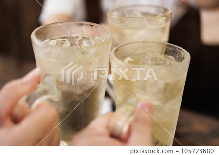 用一杯楚海酒和一杯高球酒祝酒 105723680