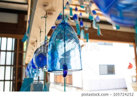 西伊豆“風林神社”展示的藍色玻璃風鈴 105724252