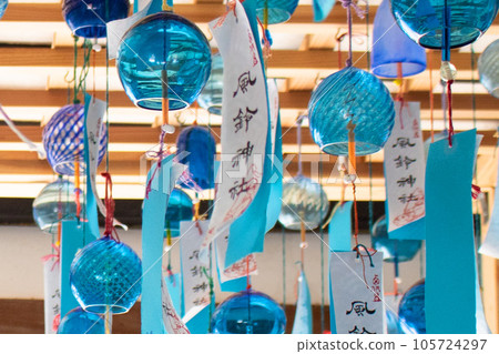 西伊豆“風林神社”展示的藍色玻璃風鈴 西伊豆“風林神社”展示的藍色玻璃風鈴 105724297