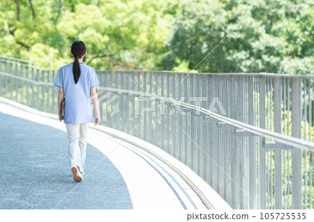 微笑的年輕女護士 105725535