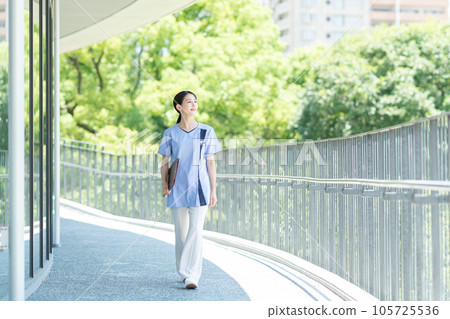 微笑的年輕女護士 105725536