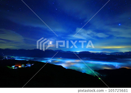Night view of Hakuba Village surrounded by a sea of clouds and Happoike Villa / Hakuba Village, Nagano Prefecture 105725681