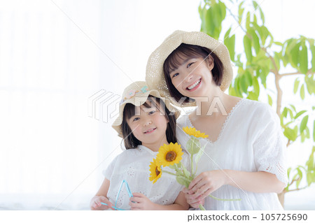 拿著向日葵的父母和孩子的肖像 105725690